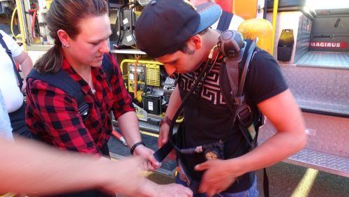 Wie funktioniert so ein Atemschutzgerät – eine Feuerwehrfrau zeigt einem der Gäste unsere Technik